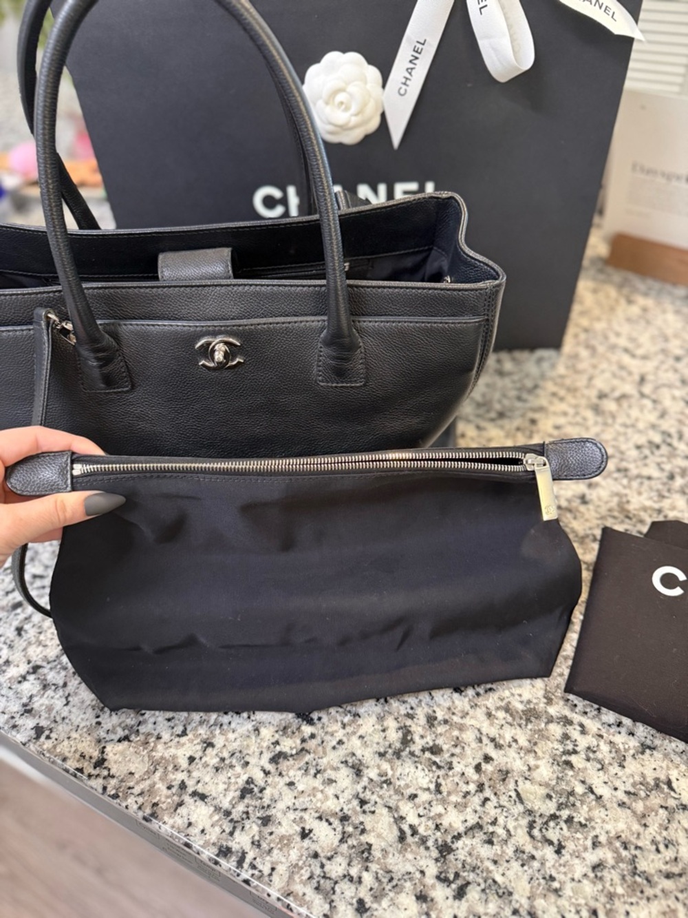 CHANEL Medium Executive Cerf Tote shopper caviar leather - Picture 7 of 16